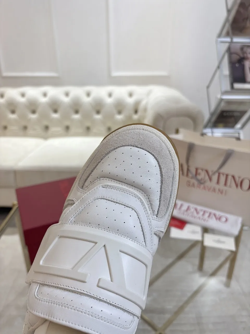 👟👟Ex-factory price 640👟👟 🔺Valentino🔺 Valentino casual shoes! Top version!  Purchase the original version and develop it 1:1! Lasting technology, classic splicing, fashionable and versatile, 🎁Full set of packaging at the same time at the counter. Fabric: customized cowhide + super soft sheepskin + mercerized cow suede. Lining: original double-sided velvet + breathable mesh. Outsole: original TPU material outsole, non-slip and wear-resistant. Code number: men 39~46